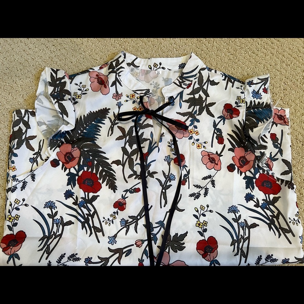 Floral feminine blouse *Never Worn*